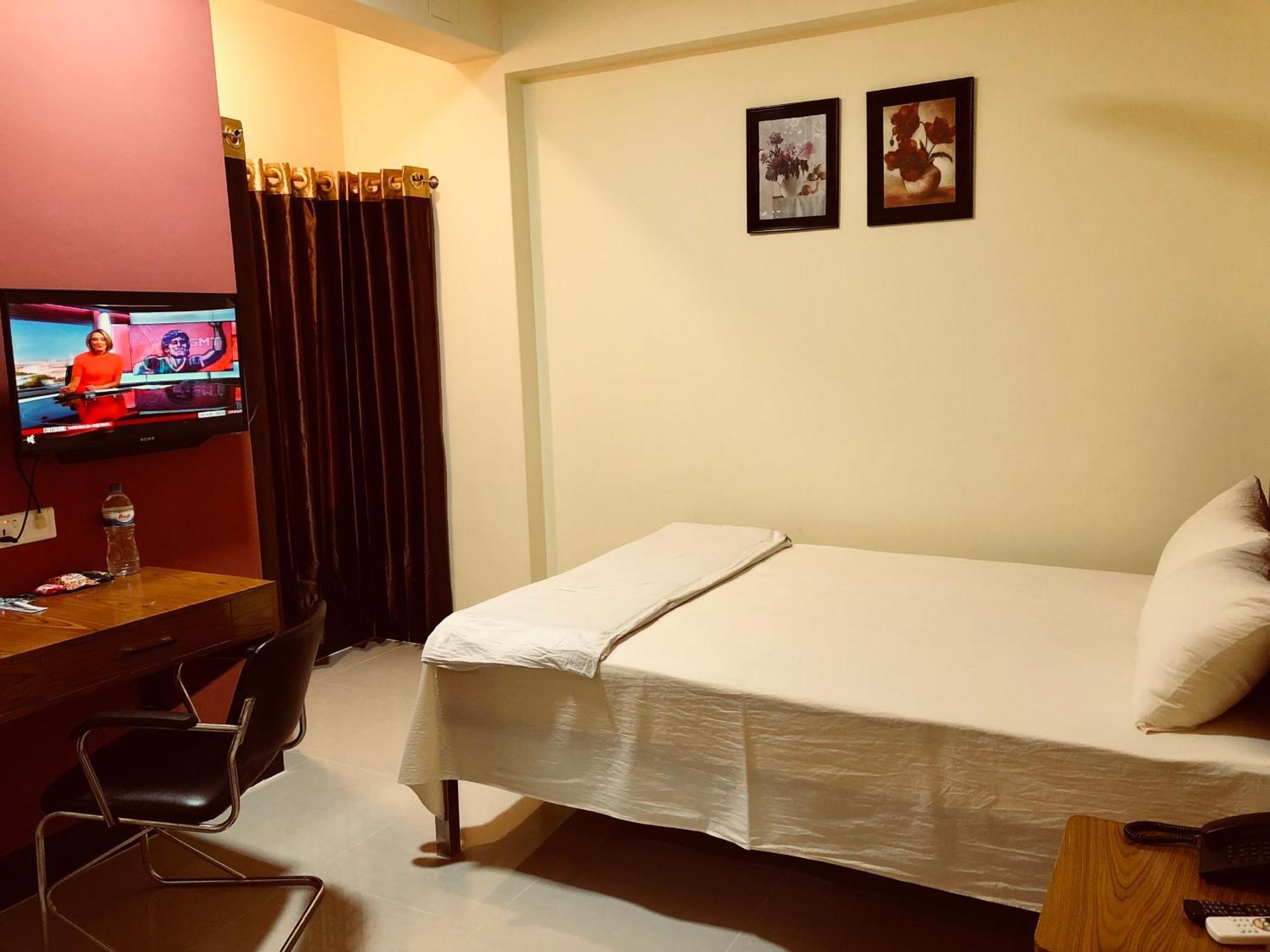 Отель Q Palace Comilla Экстерьер фото